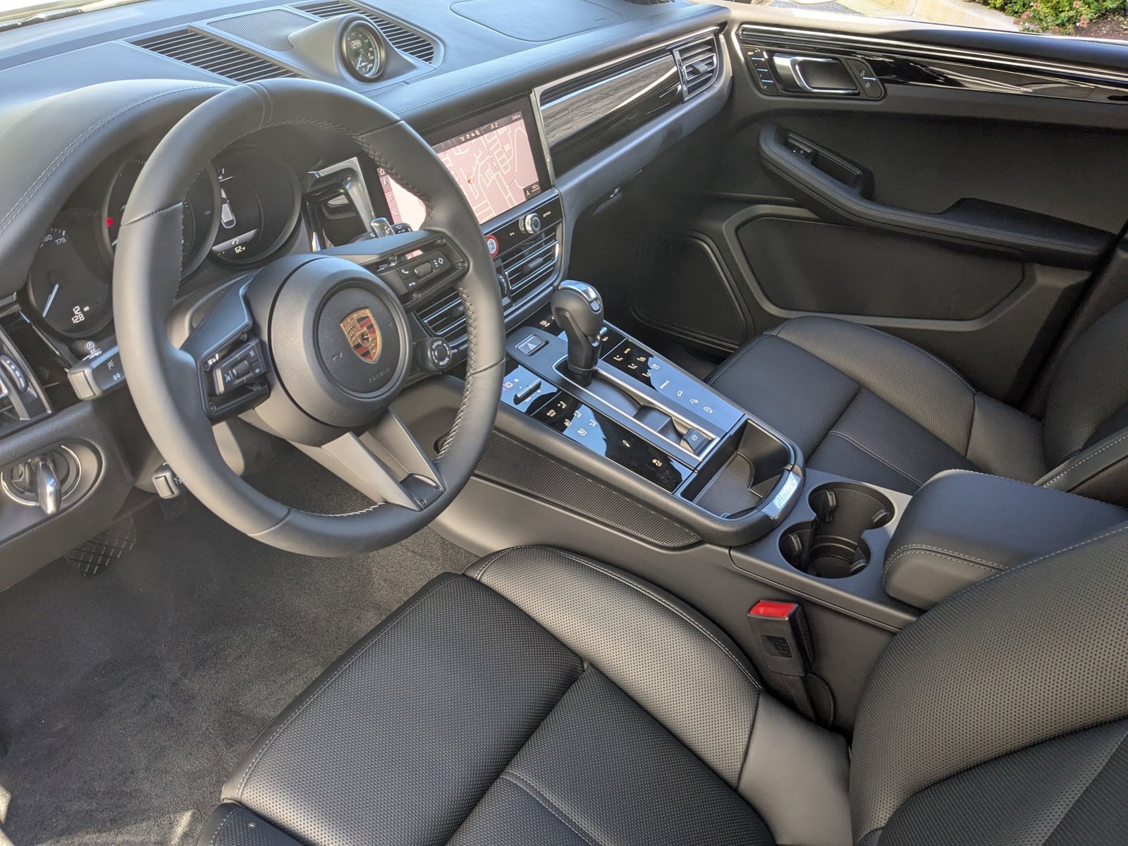 New 2026 Porsche Macan Turbo AWD/4WD image 4