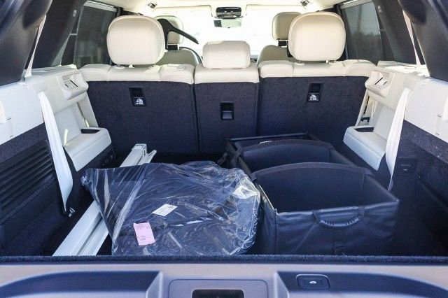 New 2025 Land Rover Range Rover Long Wheelbase SE image 24
