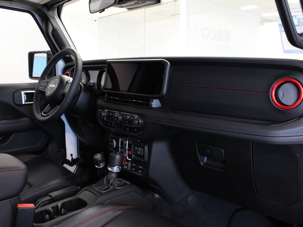 Used 2025 Jeep Gladiator Rubicon w/ Convenience Group AWD/4WD image 17