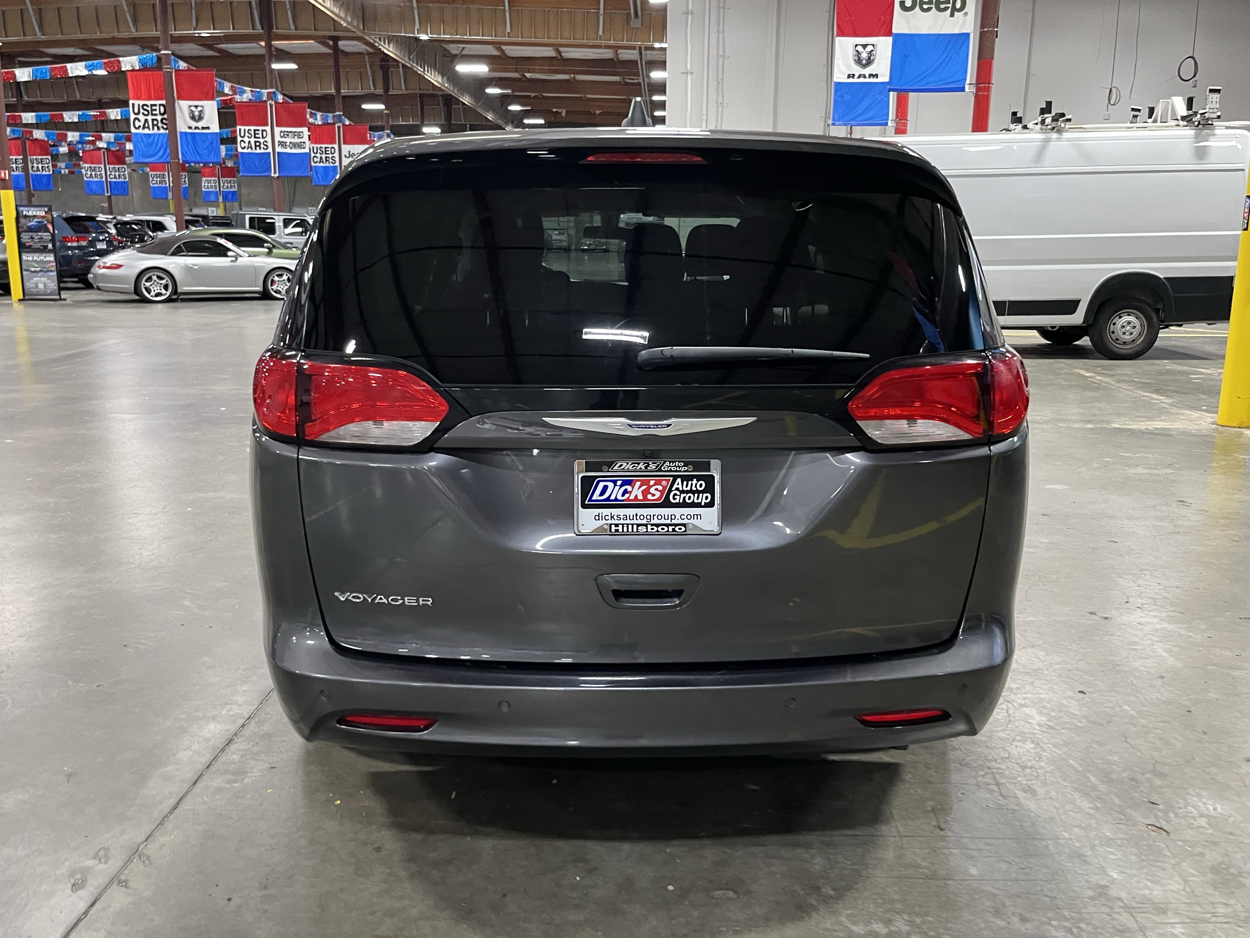 Used 2020 Chrysler Voyager L image 4