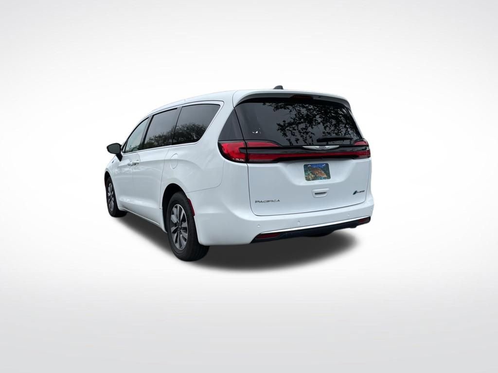 Used 2024 Chrysler Pacifica Select image 5