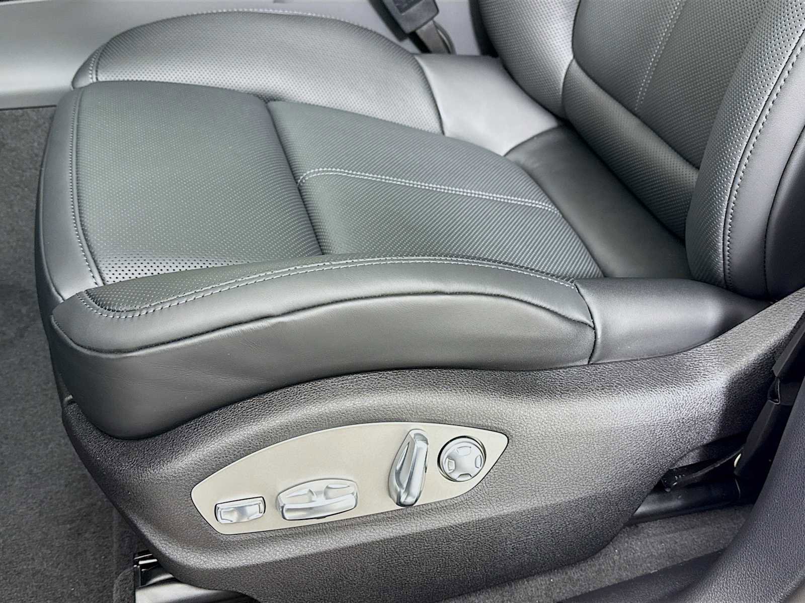 New 2026 Porsche Macan image 13