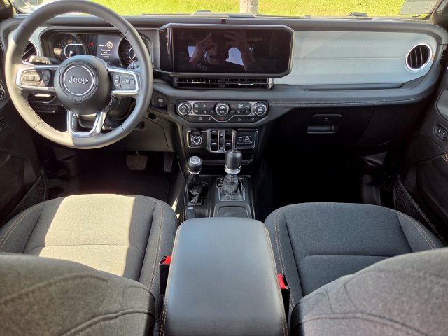Used 2026 Jeep Wrangler Unlimited Sahara AWD/4WD image 11