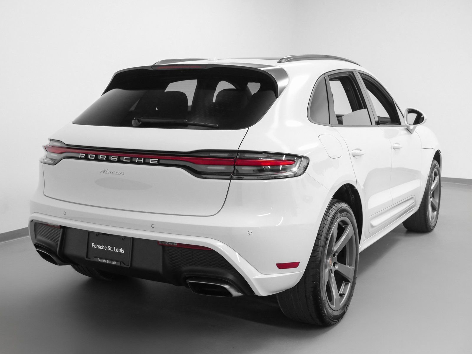 Certified 2025 Porsche Macan AWD/4WD image 12