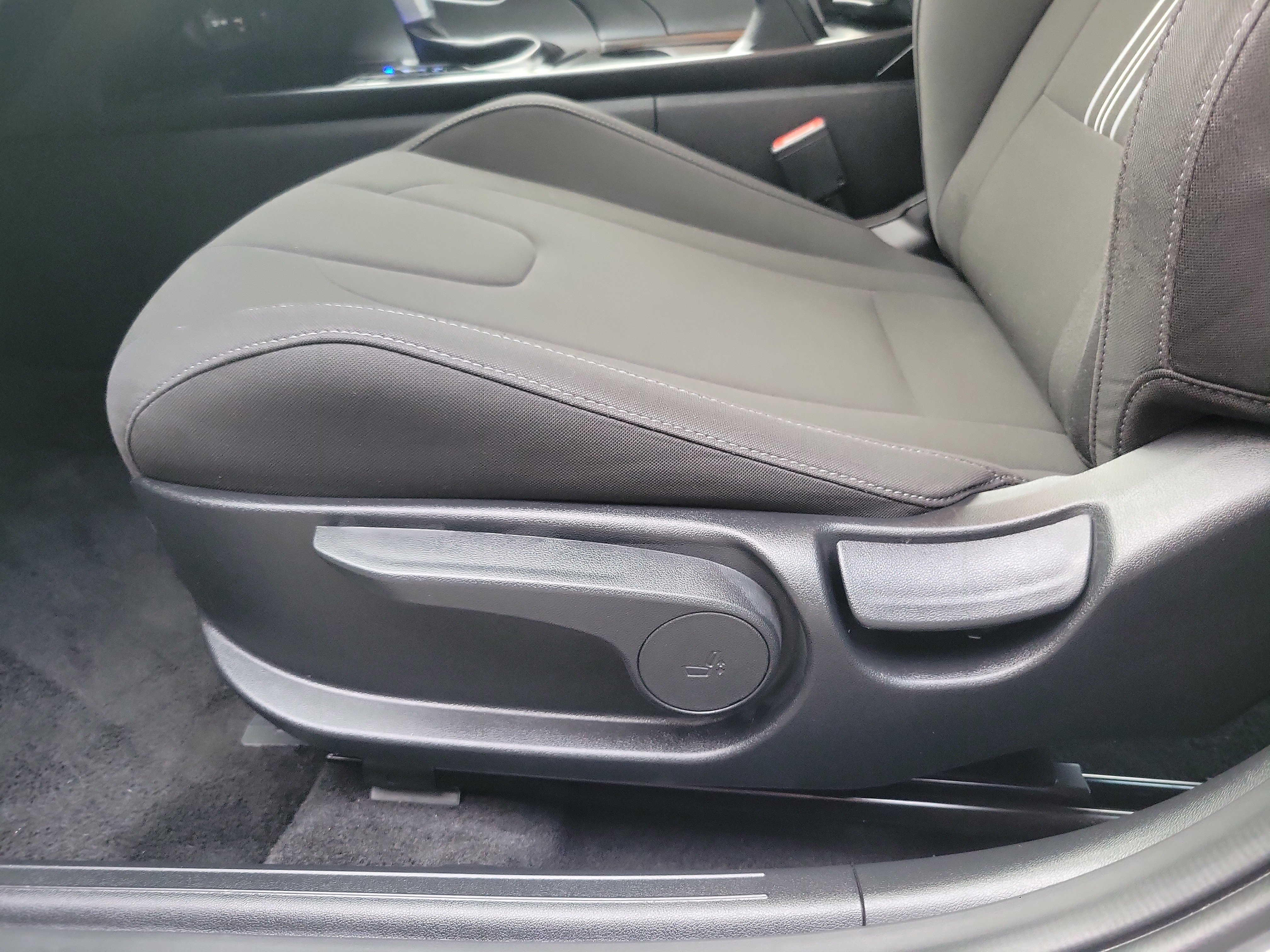 Certified 2025 Hyundai Elantra Sport image 16