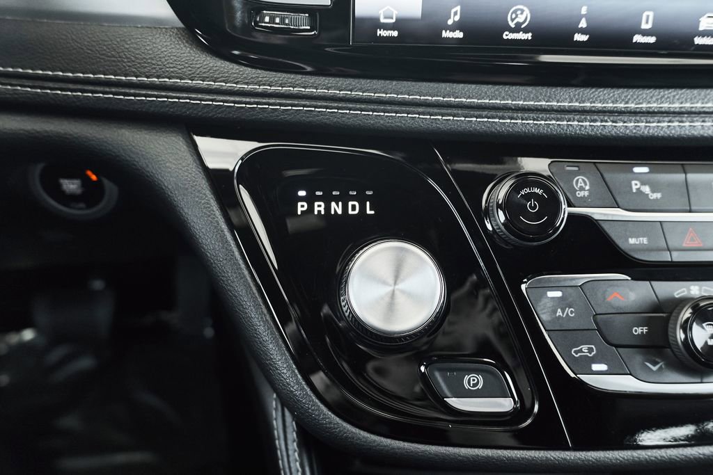Used 2025 Chrysler Pacifica Limited FWD image 40