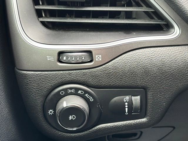 Used 2019 Jeep Cherokee Latitude w/ Cold Weather Group AWD/4WD image 32