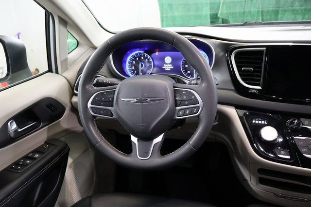 Used 2023 Chrysler Pacifica Touring-L image 14