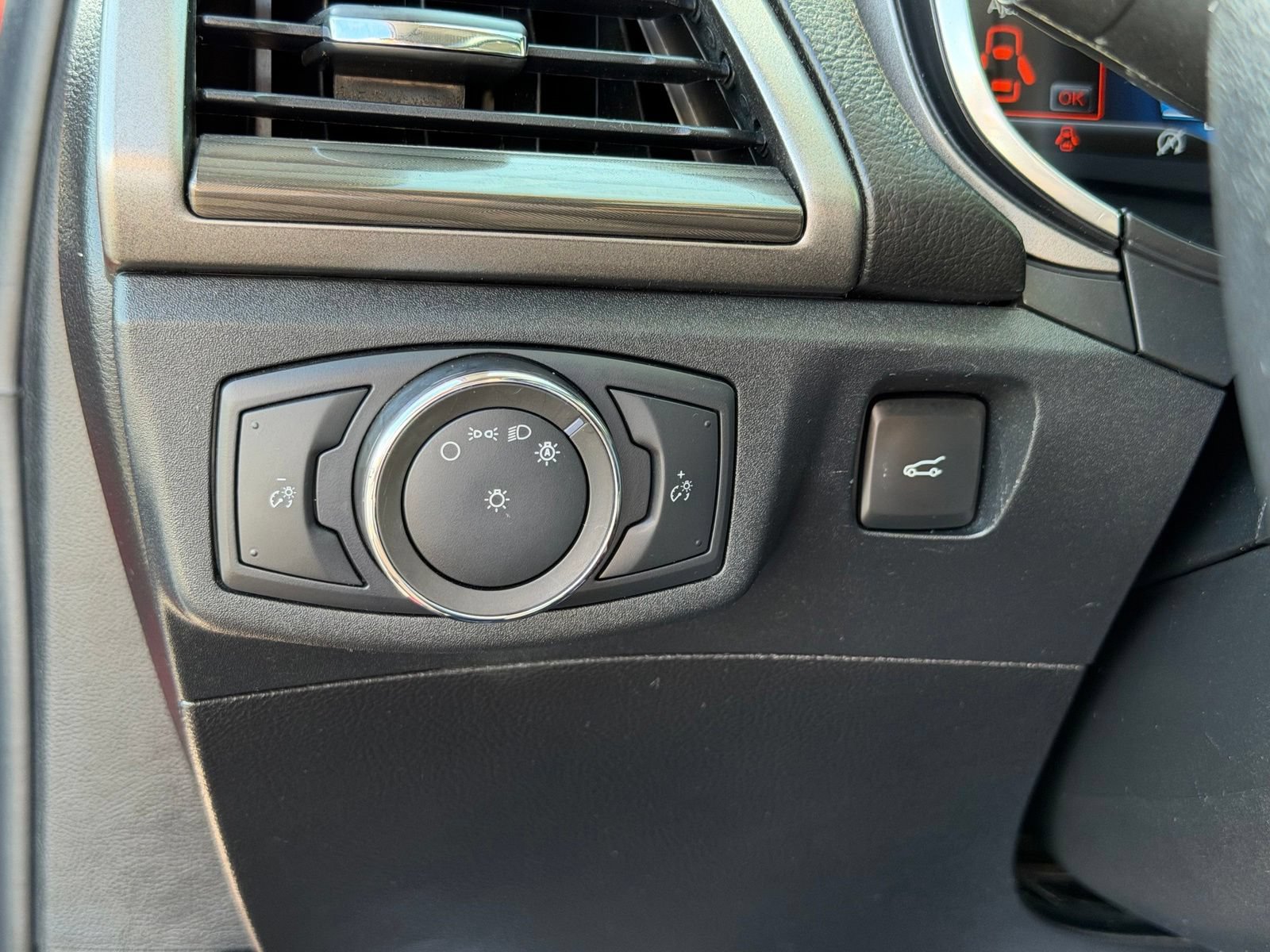 Used 2020 Ford Fusion SEL FWD image 15