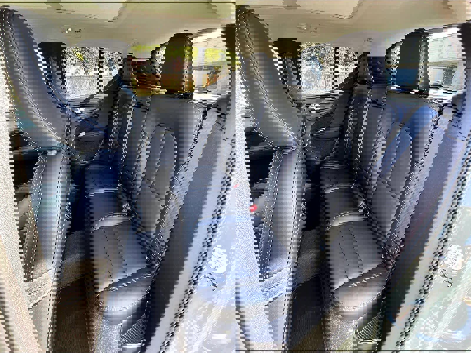 Used 2025 Volvo XC40 B5 Plus image 29