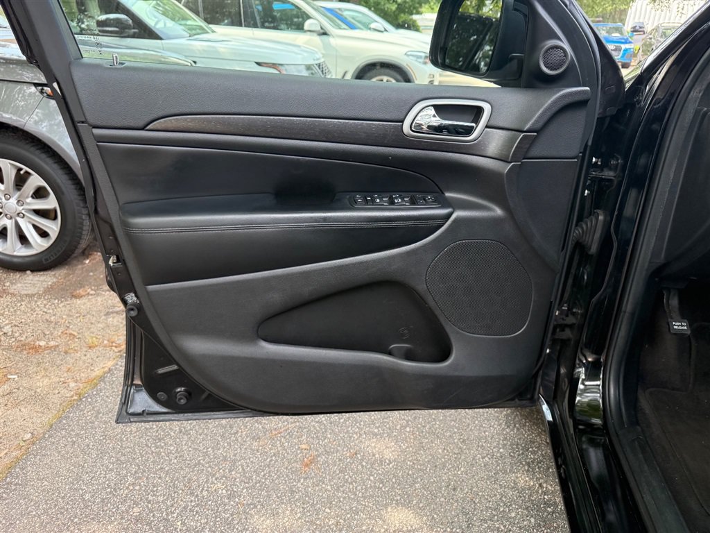 Used 2018 Jeep Grand Cherokee Altitude RWD image 12