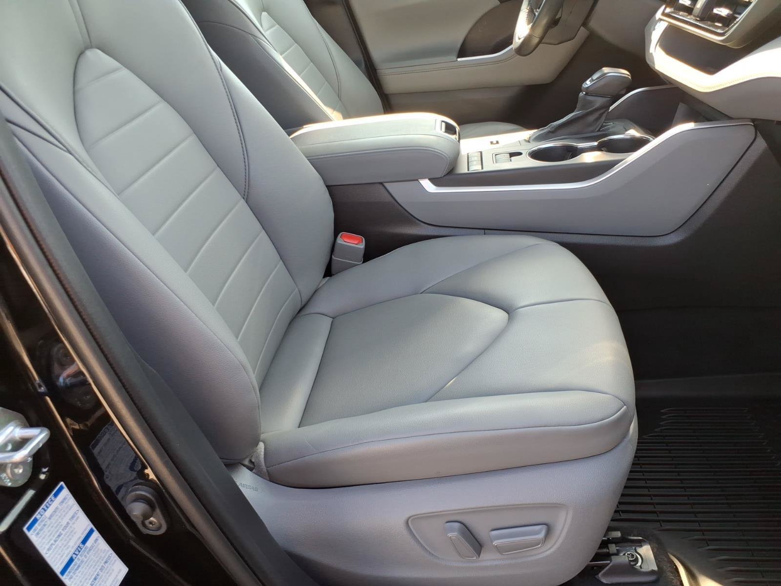 Used 2020 Toyota Highlander XLE AWD/4WD image 23