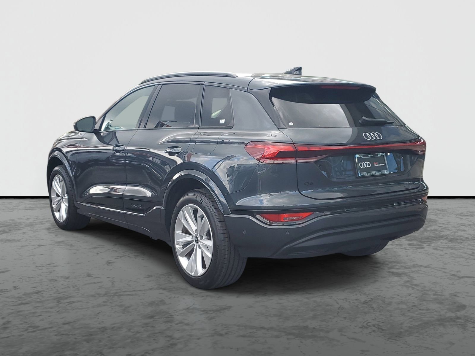 Used 2025 Audi Q6 e-tron Premium w/ Convenience Package RWD image 3