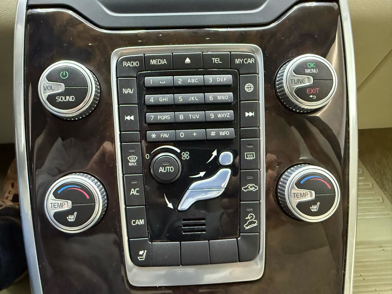 Used 2016 Volvo XC70 T5 Premier w/ Proximity Package AWD/4WD image 19