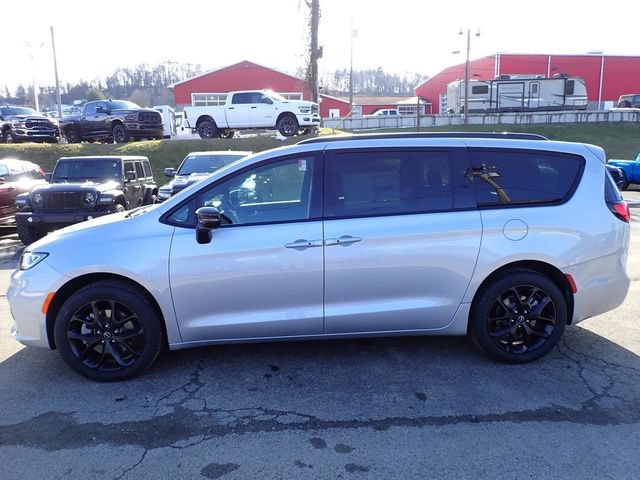 New 2026 Chrysler Pacifica Select w/ S Appearance Package AWD/4WD image 2