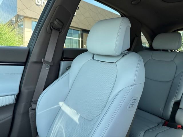 Used 2026 Genesis GV70 2.5T Advanced AWD/4WD image 6