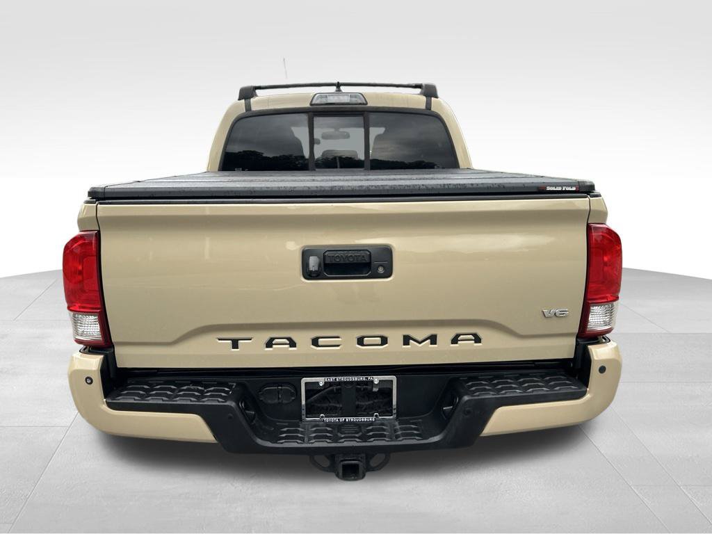 Used 2016 Toyota Tacoma TRD Off-Road w/ Premium & Technology Package AWD/4WD image 4
