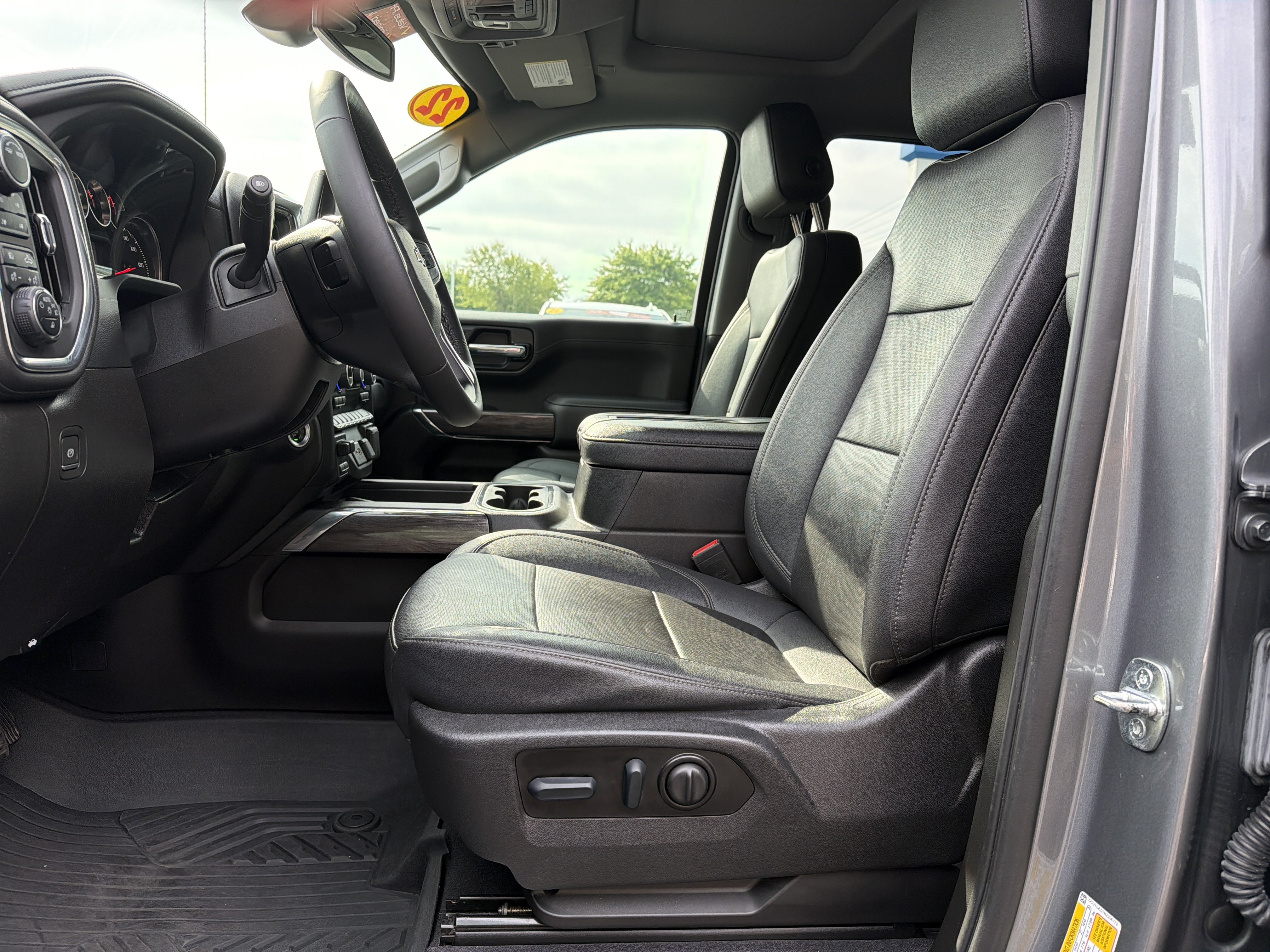 Used 2022 Chevrolet Silverado 1500 LTZ w/ LTZ Premium Package AWD/4WD image 17