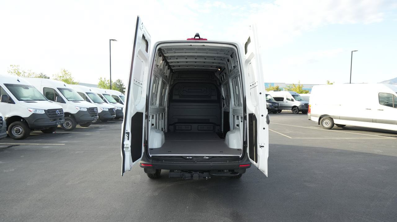 Used 2024 Mercedes-Benz Sprinter 2500 image 7