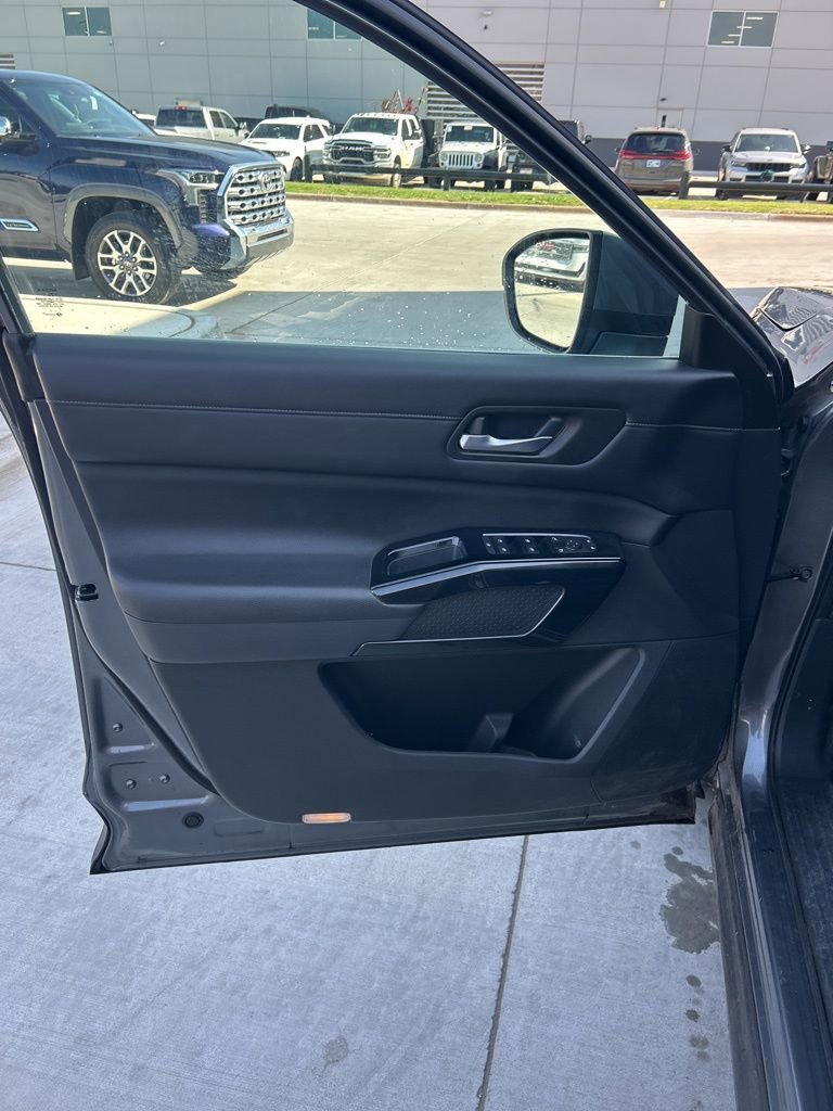 Used 2022 Nissan Pathfinder SV AWD/4WD image 6