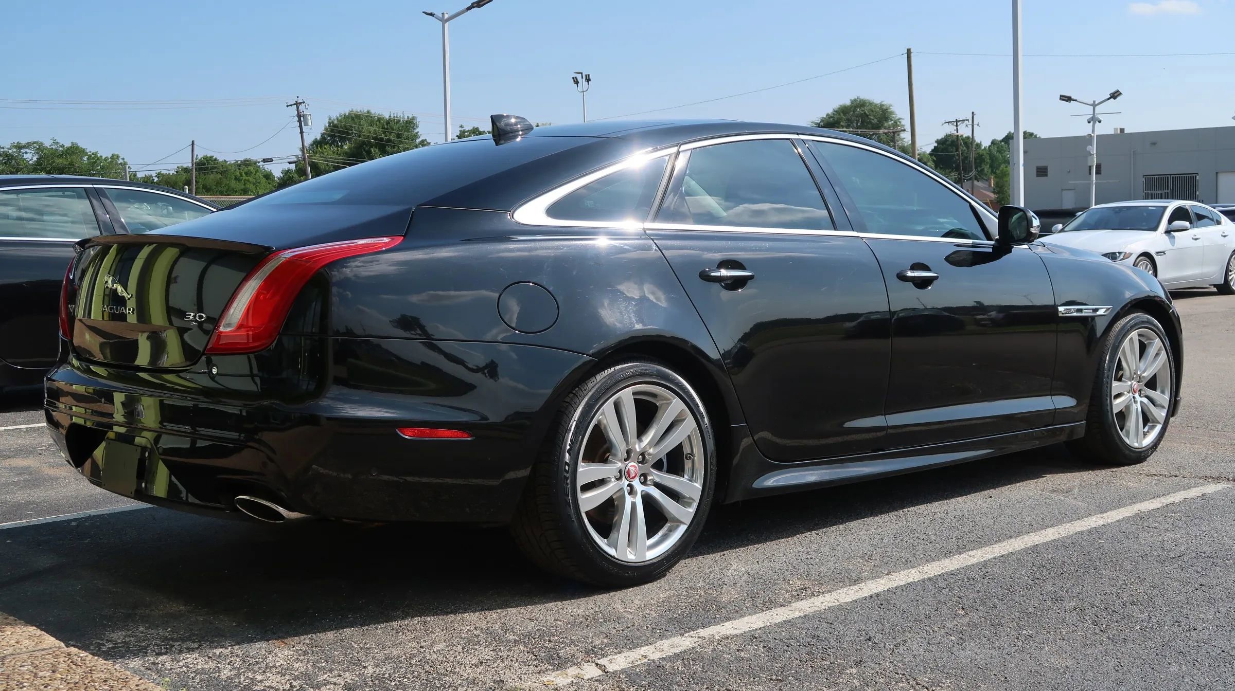 Used 2016 Jaguar XJ R-Sport RWD image 14