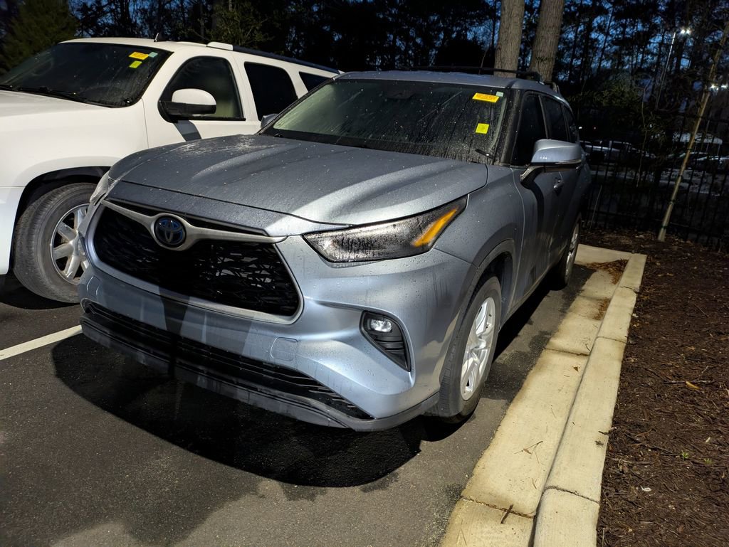 Used 2023 Toyota Highlander LE image 4