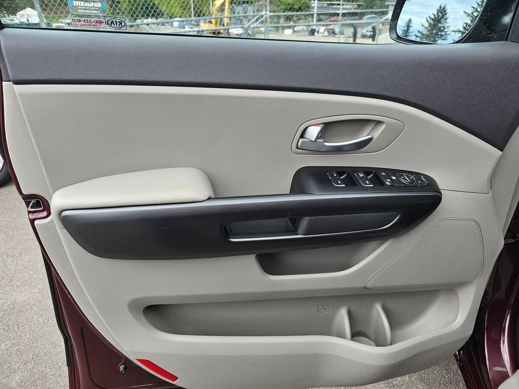 Used 2017 Kia Sedona LX w/ LX Essentials Premium Package FWD image 23