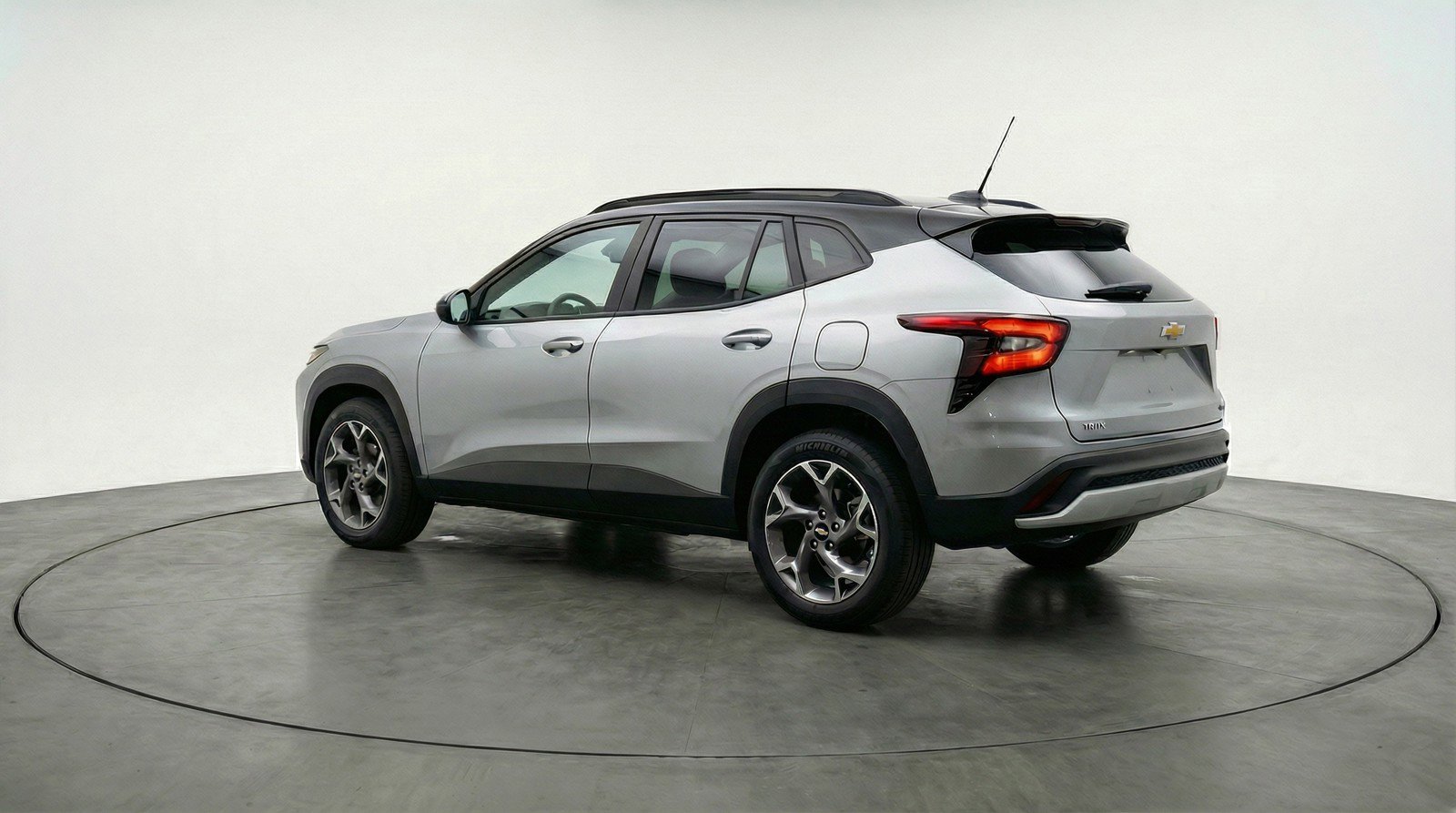 Used 2025 Chevrolet Trax LT FWD image 6