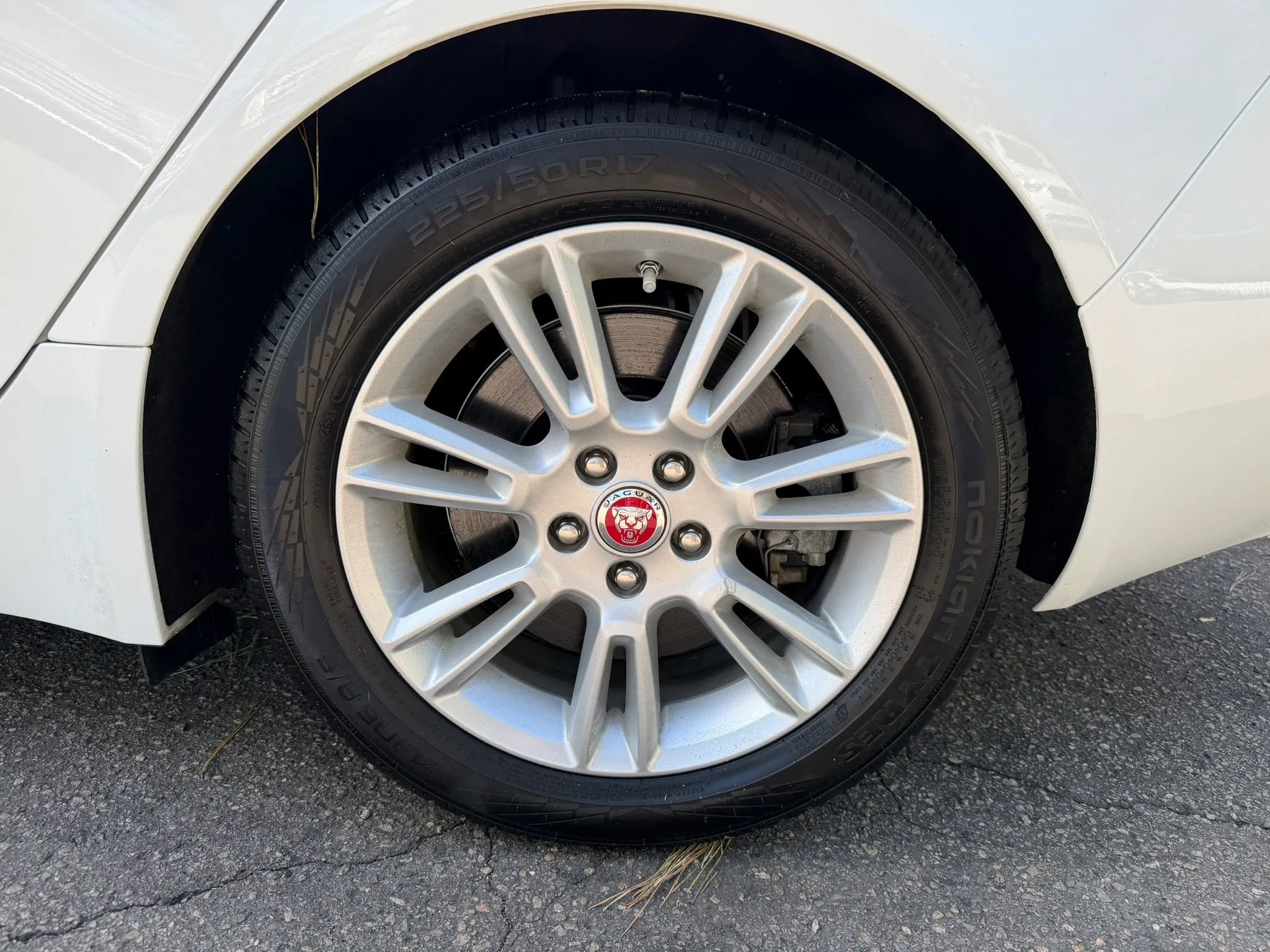 Used 2019 Jaguar XE Premium image 35