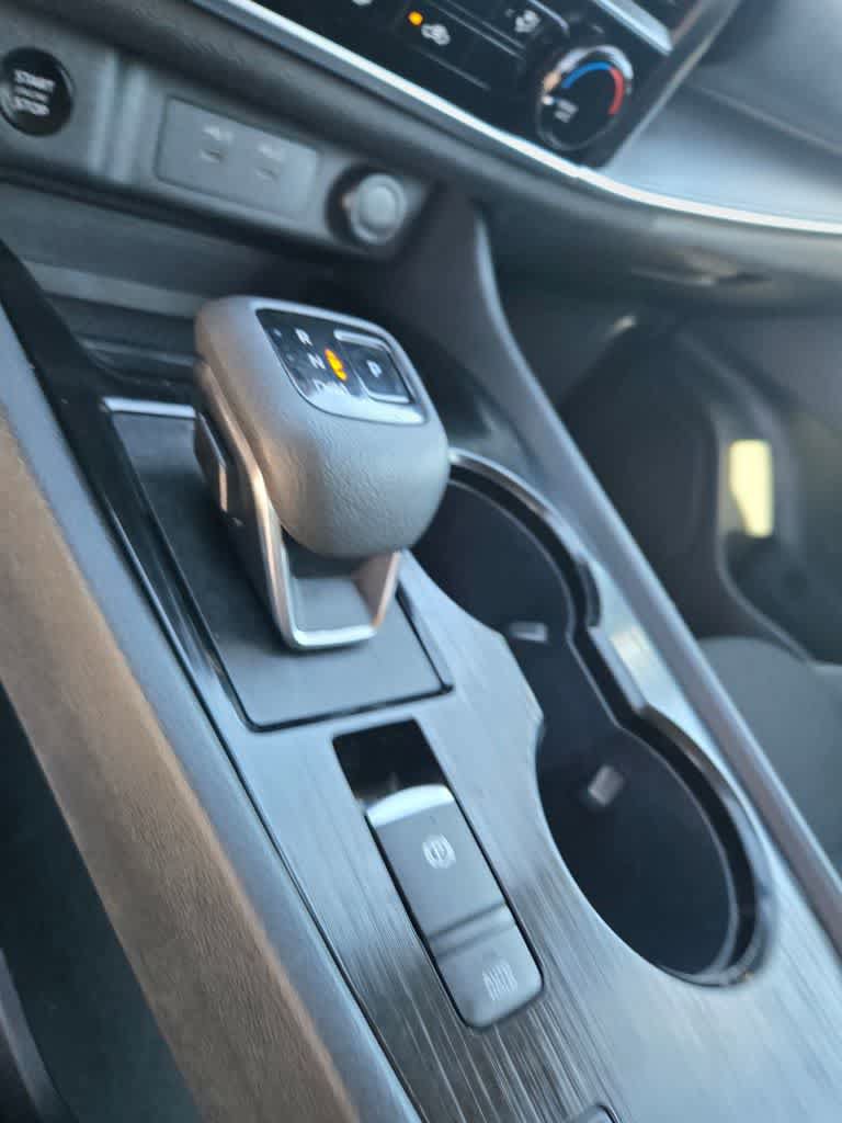 Used 2024 Nissan Rogue S FWD image 13