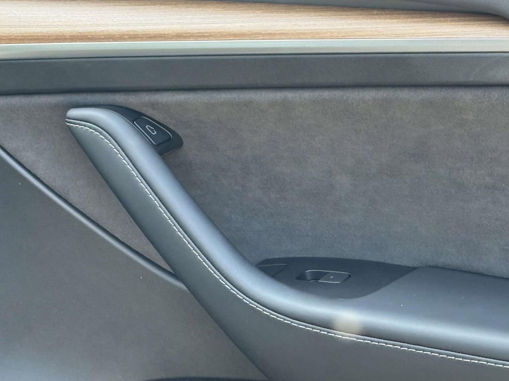 Used 2023 Tesla Model Y 2WD image 9