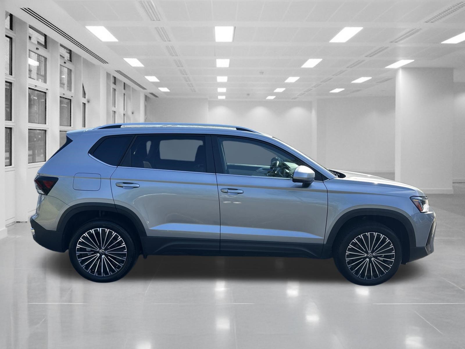 Used 2025 Volkswagen Taos SE FWD image 4
