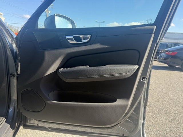 Used 2018 Volvo XC60 T6 Momentum w/ Convenience Package image 36