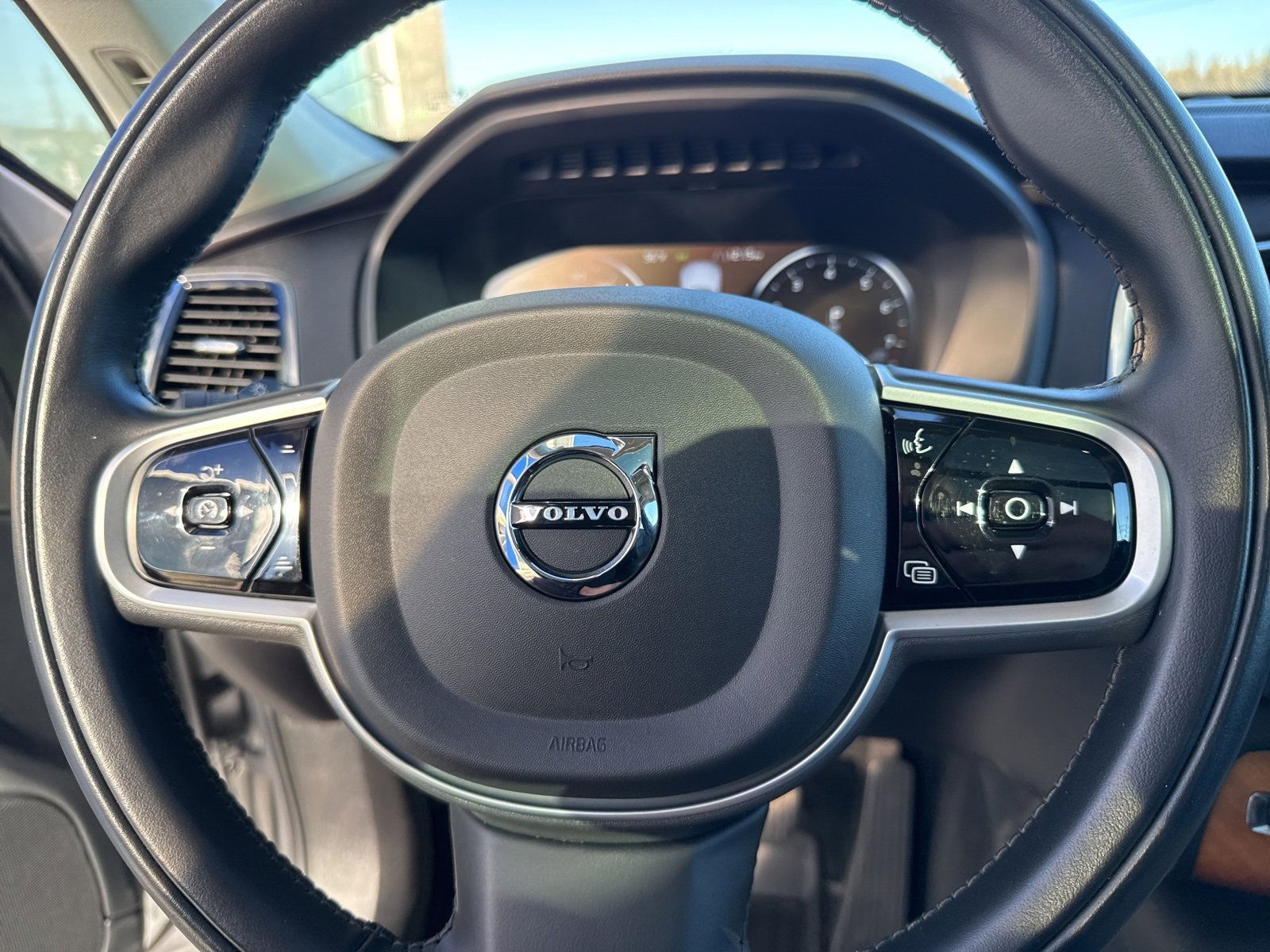 Used 2022 Volvo XC90 T6 Momentum w/ Advanced Package image 27