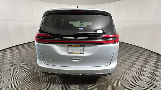 Used 2024 Chrysler Pacifica Touring-L FWD image 3