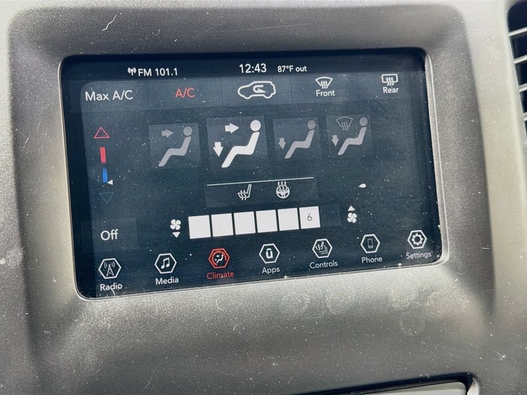 Used 2019 Jeep Cherokee Latitude Plus w/ Cold Weather Group AWD/4WD image 17