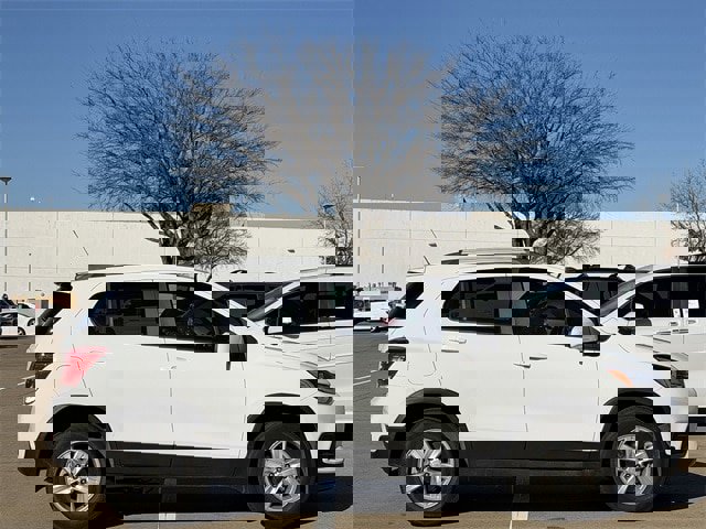 Used 2022 Chevrolet Trax LT w/ LT Convenience Package image 3