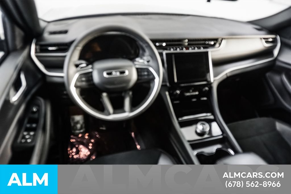 Used 2025 Jeep Grand Cherokee Altitude AWD/4WD image 24