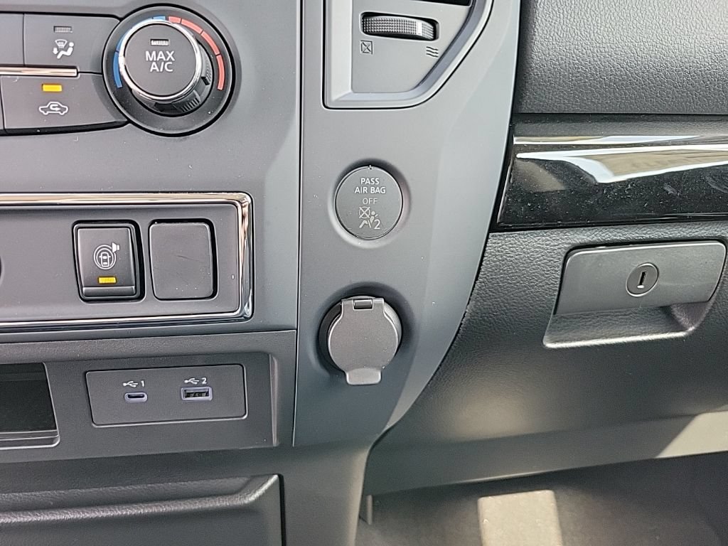 Used 2024 Nissan Titan SV AWD/4WD image 16