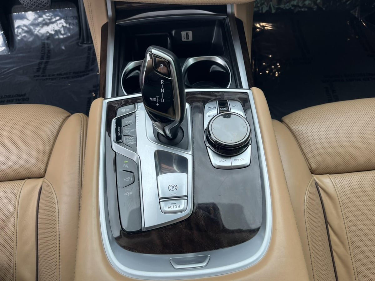 Used 2016 BMW 750i RWD image 23