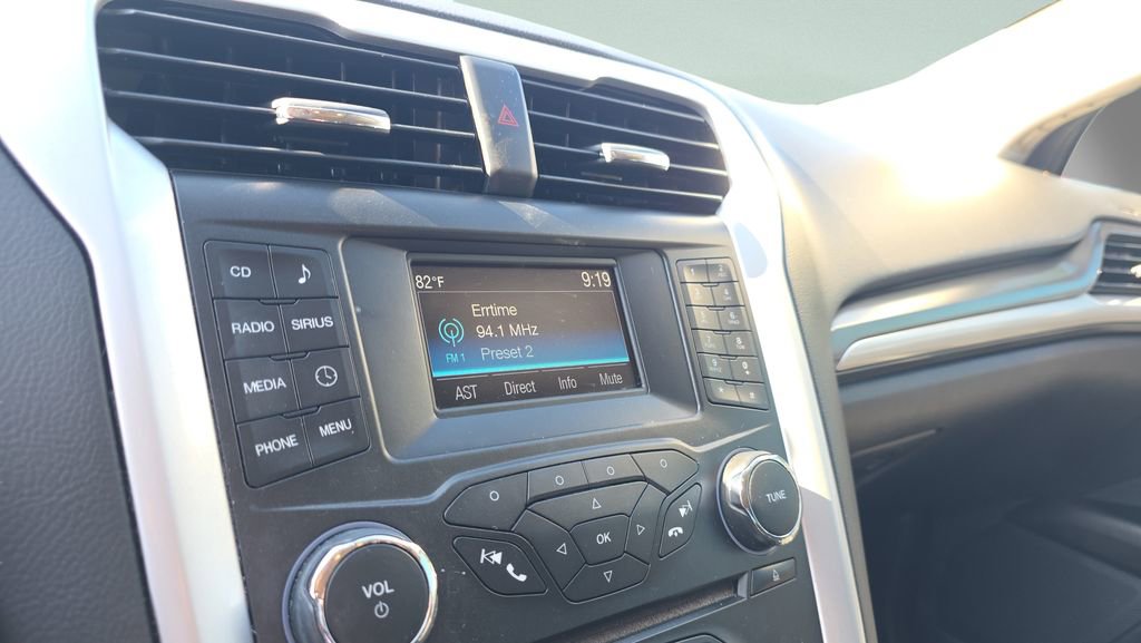 Used 2015 Ford Fusion SE FWD image 17