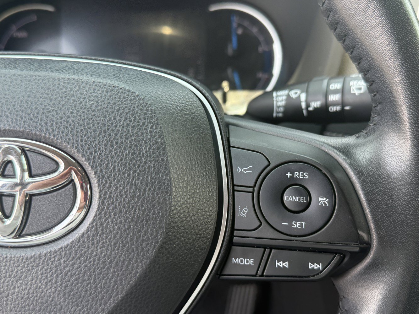 Used 2023 Toyota RAV4 XLE Premium AWD/4WD image 17