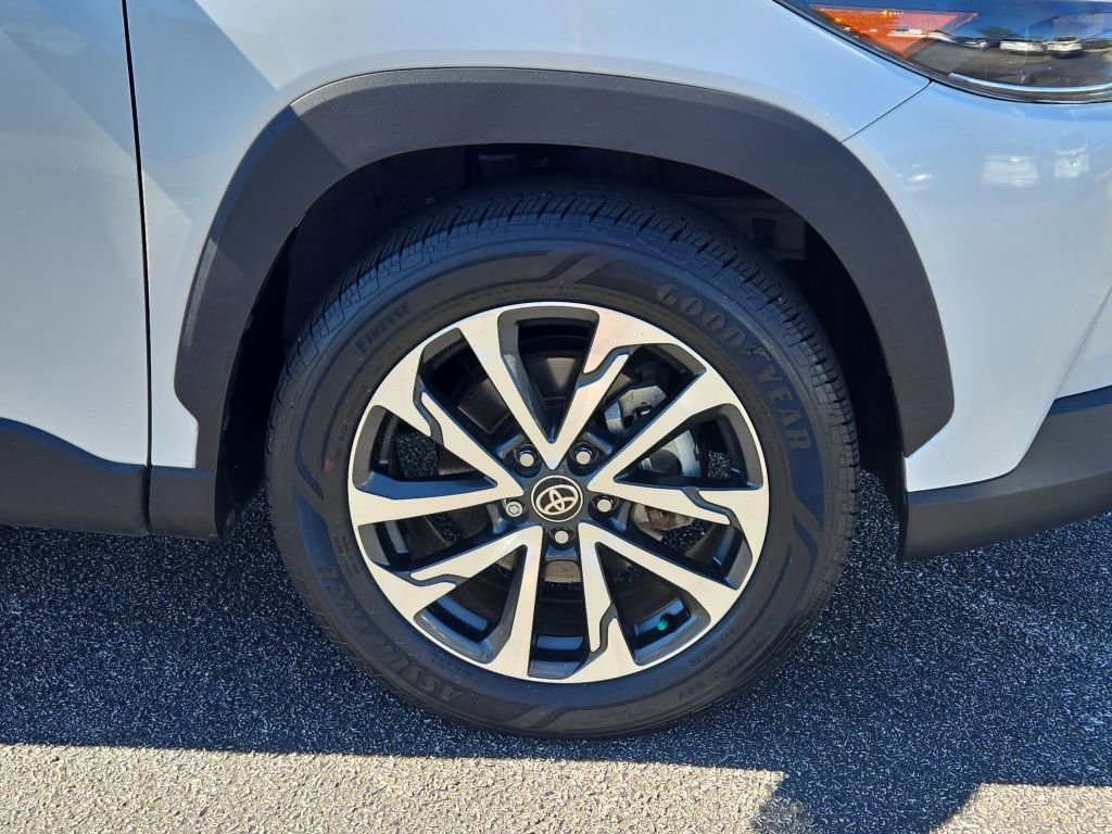 Used 2022 Toyota Corolla Cross XLE w/ Convenience Package image 4