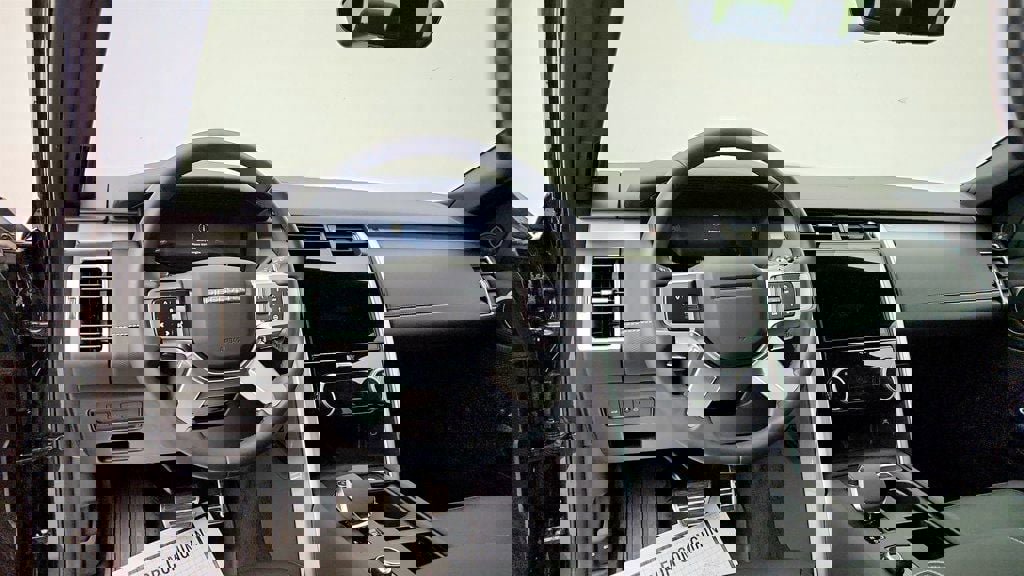 Used 2024 Land Rover Discovery Dynamic SE image 13