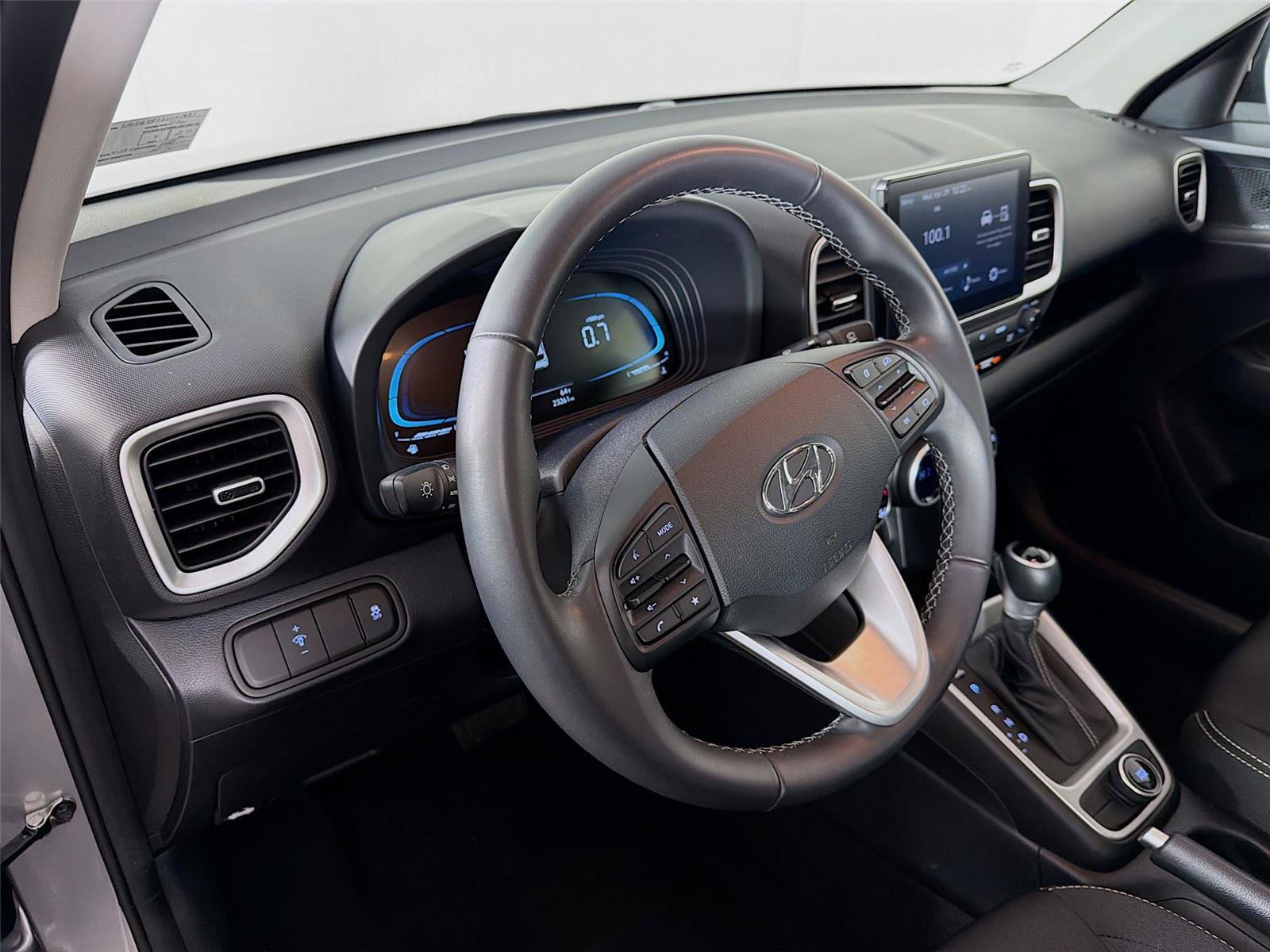 Used 2025 Hyundai Venue SEL FWD image 9