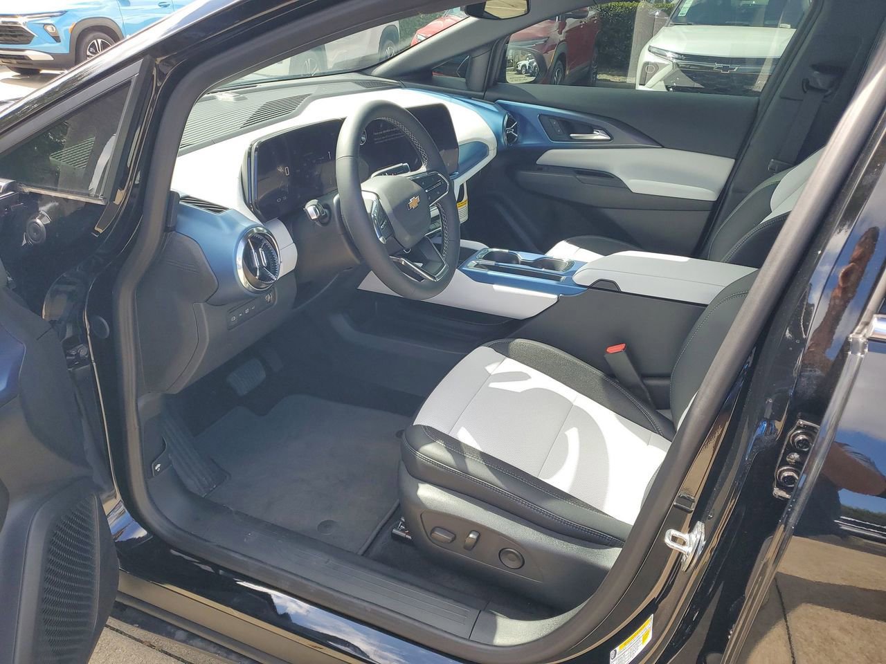 New 2025 Chevrolet Equinox EV LT FWD image 16