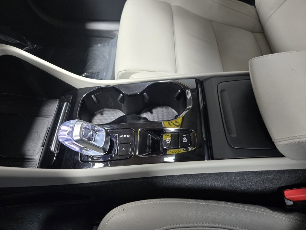 Used 2024 Volvo XC40 B5 Plus image 28