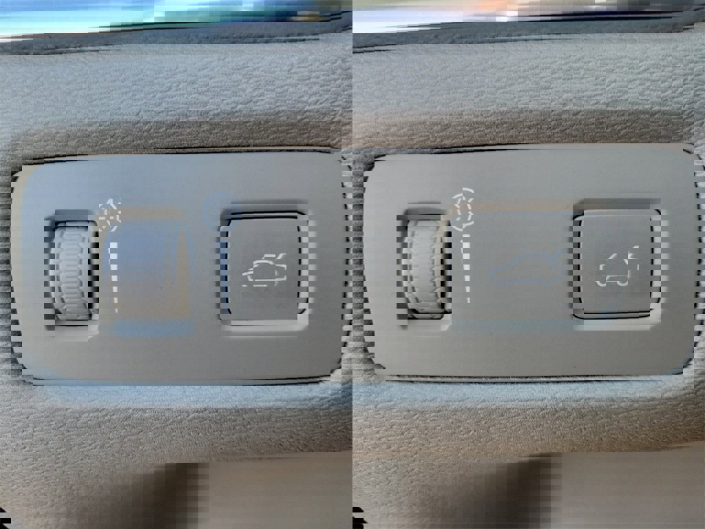 Used 2018 Volvo XC60 T6 Inscription w/ Luxury Seat Package image 24