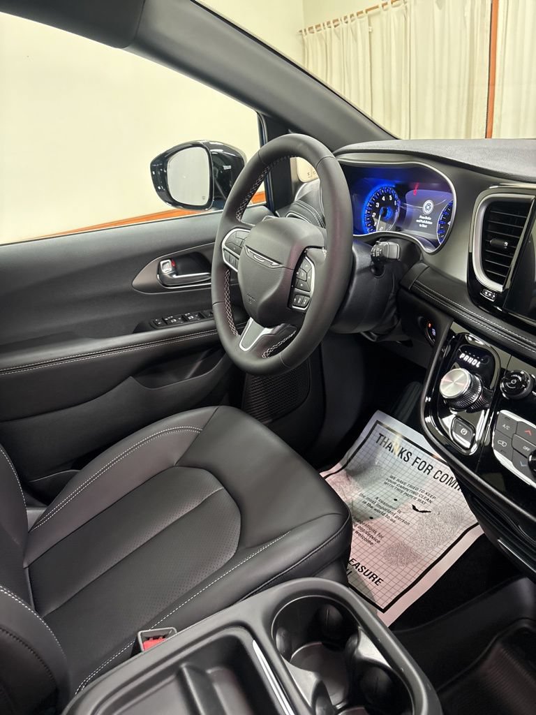 New 2027 Chrysler Pacifica Select FWD image 27