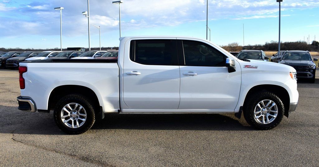 Used 2025 Chevrolet Silverado 1500 LT image 2